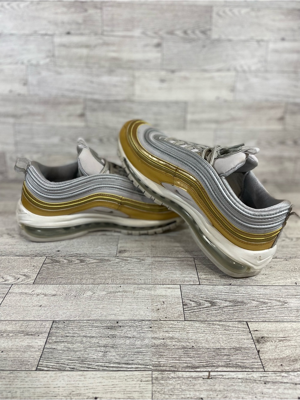 Nike AQ4137 001 Air Max 97
Metallic Silver Gold White size 9 - Picture 7 of 7